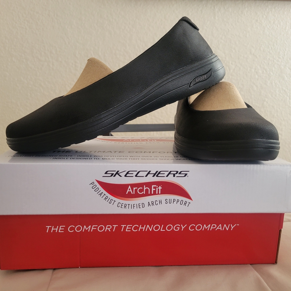Skechers Women's Black Arch Fit Shoes. BRAND NEW IN BOX! Size 7